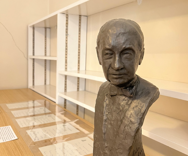 An image of a bust of John Wheeler Bennett
